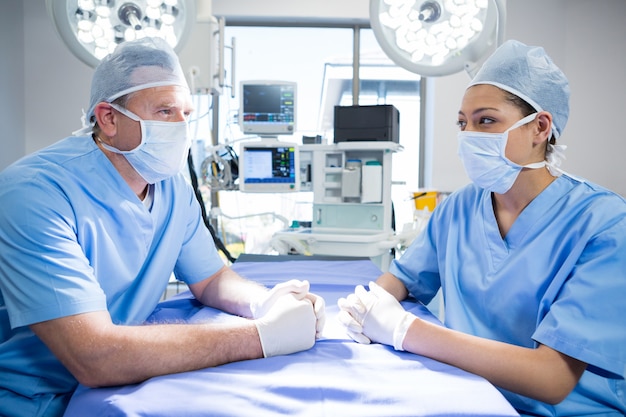 Хирурги взаимодействуют друг с другом