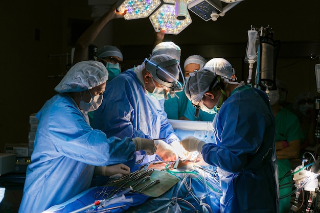 Foto chirurghi in sala operatoria con un paziente