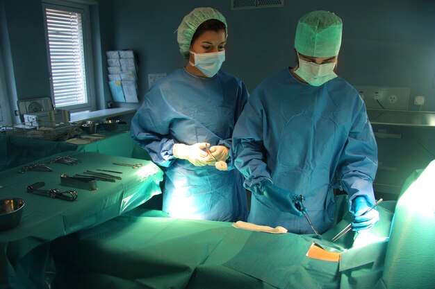  surgeons in operative room 