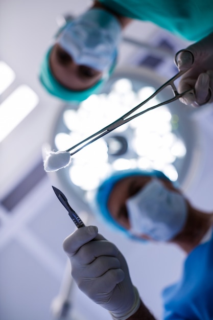 Фото Хирурги выполняют операцию в операционном зале