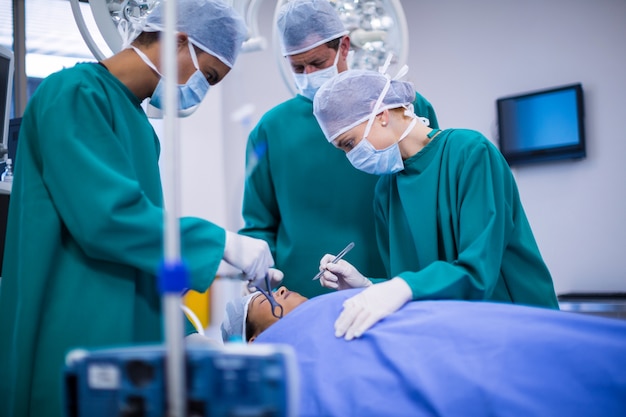 Хирурги выполняют операцию в операционном зале