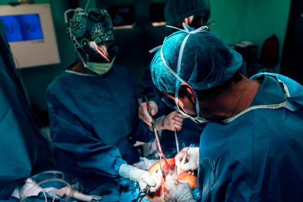 Foto chirurgi che lavorano in sala operatoria