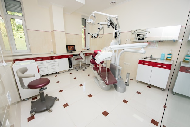 Chirurgia. studio dentistico con moderni riuniti dentali