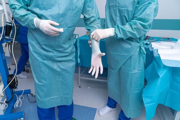 Guanti chirurgici che indossano guanti di protezione professionale