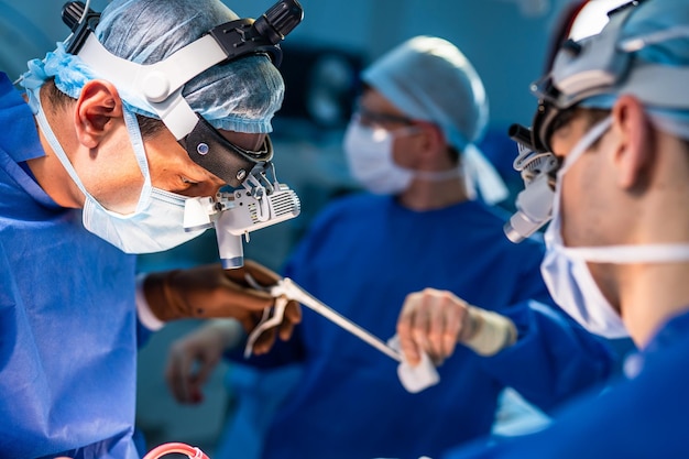 Foto operazione chirurgica chirurgo in sala operatoria con attrezzatura per chirurgia robotica messa a fuoco selettiva del background medico