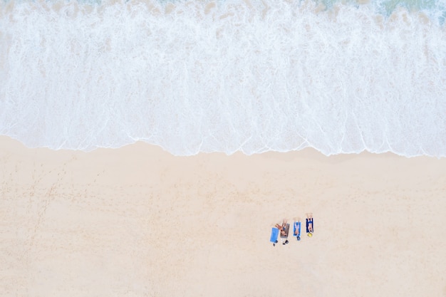 スリンビーチとビーチチェアで寝ている観光客旅行場所タイの夏休み空中上面図