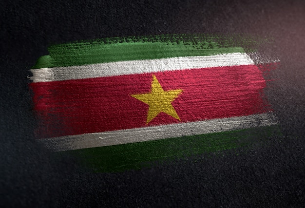 Suriname vlag gemaakt van metallic penseel verf op grunge donkere muur