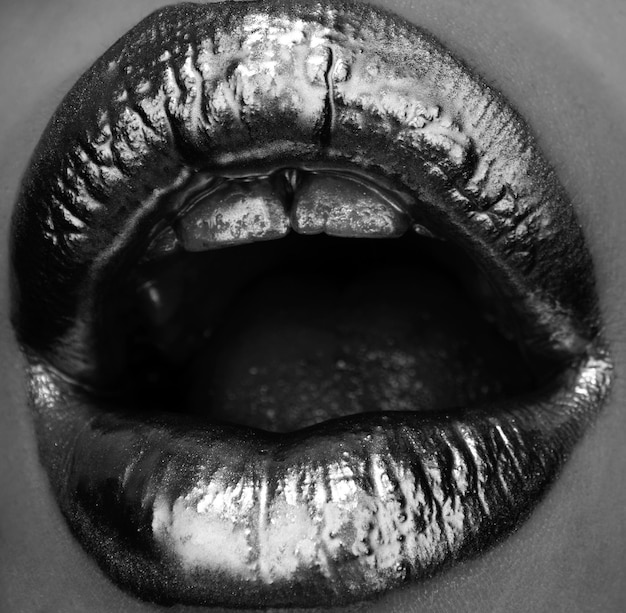 Foto sorpresa emozioni stupite icona rossetto dorato sulle labbra bocca d'oro femminile cosmetici di lusso per le donne