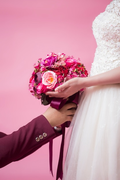 사진 분홍색 배경으로 놀라운 아름 다운 로맨틱 커플
