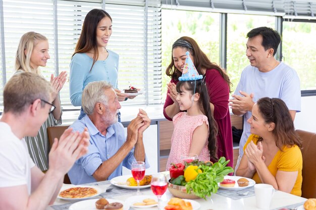 写真 自宅での夕食後の家族との誕生日パーティーにチョコレート ケーキで孫娘を驚かせる