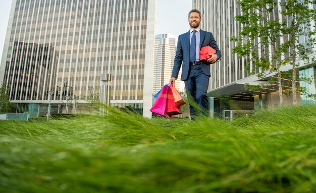 彼女のための驚きは、プレゼントボックスを持つ私のバレンタインボクシングデーの男です