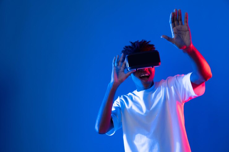 Photo surprised african looking vr holding object hologram neon wall contrivance