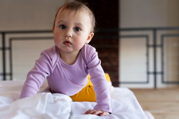 写真 ベッドの上を這う驚いた赤ちゃん