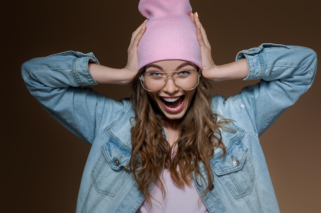 Photo surprised beautiful woman in jeans jacket