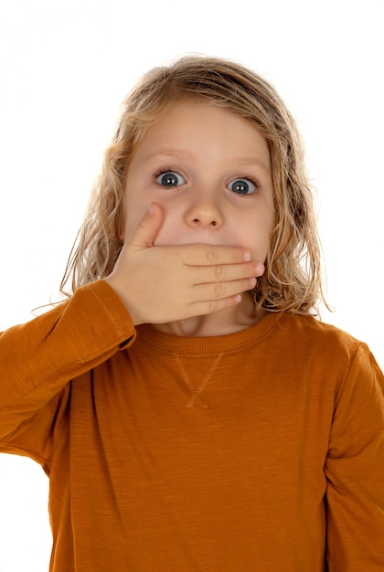 Удивленный белокурый ребенок с голубыми глазами закрывает рот