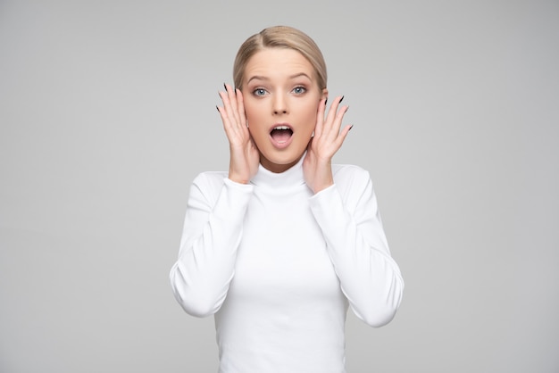 Photo surprised blond woman