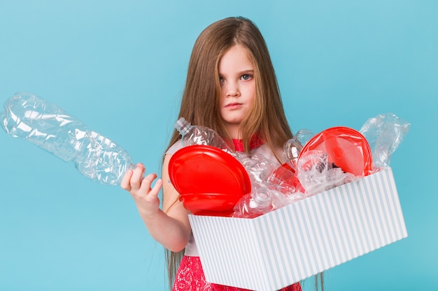 Scatola porta bimbi sorpresa con spazzatura in plastica