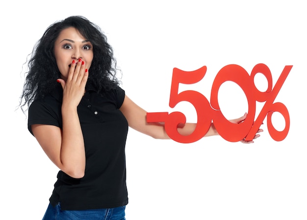 Ragazza sorpresa con il segno rosso -50% vendita.