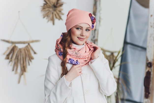 Photo surprised happy beautiful woman looking sideways in excitement christmas girl wearing knitted warm