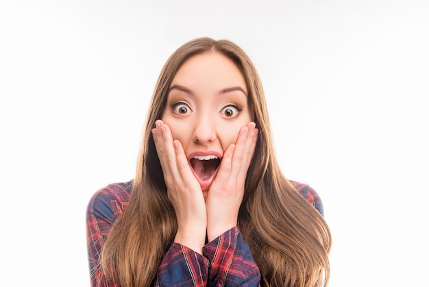 Foto la donna felice sorpresa ha messo la sua mano alla faccia e la bocca aperta