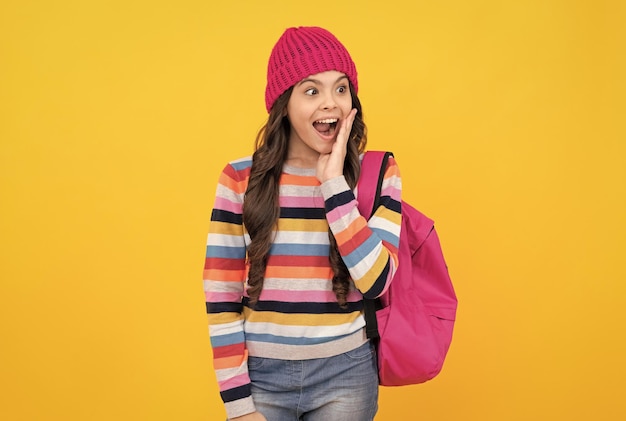 Удивленная хипстерская девочка-подросток с рюкзаком идет в школу-сюрприз