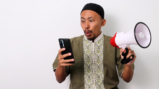 Surprised Indonesian Man Finds Ramadan Sale on Phone