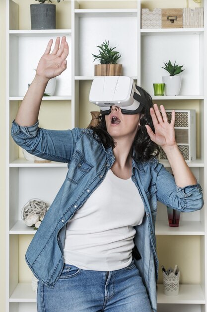 Photo surprised lady in vr headset