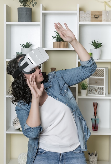 Удивленная дама в гарнитуре VR