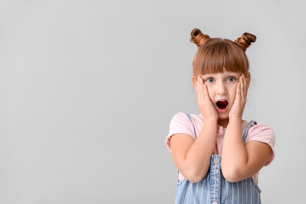 Photo surprised little girl on light