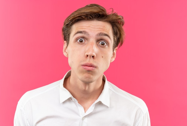 Photo surprised looking front young handsome guy wearing white shirt isolated on pink wall