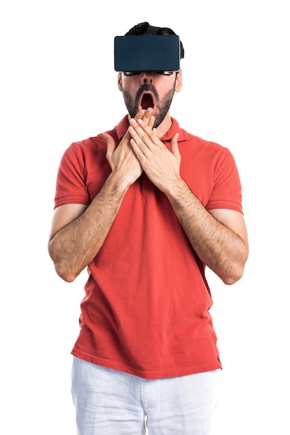 Photo surprised man using vr glasses