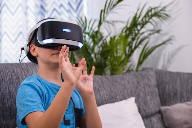 Adolescente sorpreso che guarda con gli occhiali vr guardare film o giocare ai videogiochi