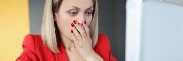 Photo surprised woman looking into open suitcase with money and covering her mouth with her hand