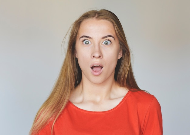 Photo surprised woman in red