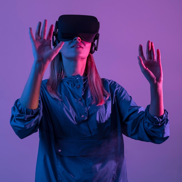Photo surprised woman wearing vr glasses