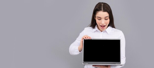 コンピューター広告プレゼンテーション コピー スペース広告を示す白いシャツを着た驚く女性女性分離顔ポートレート バナー モックアップ コピー スペース