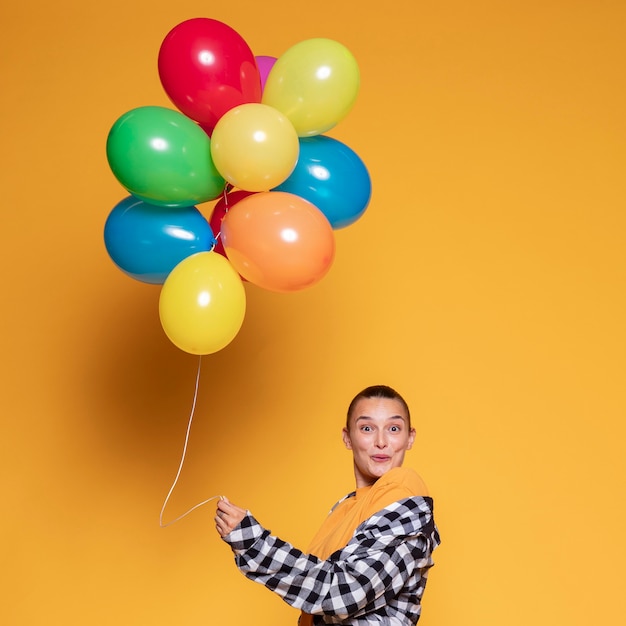 Foto donna sorpresa con palloncini colorati