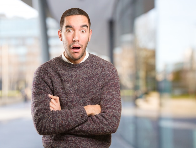 Photo surprised young man posing