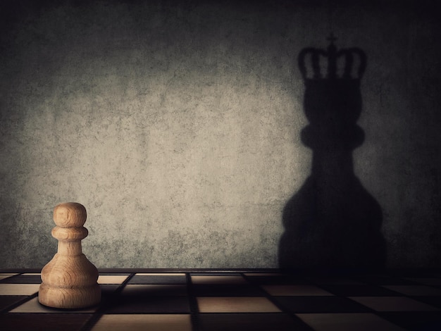 Фото Сюрреалистическая трансформация шахматной фигуры в мощную метафору мотивации и уверенности короля