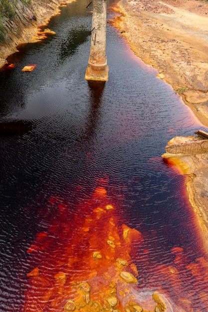 Surrealistische rode wateren en rotsachtige randen van Rio Tinto