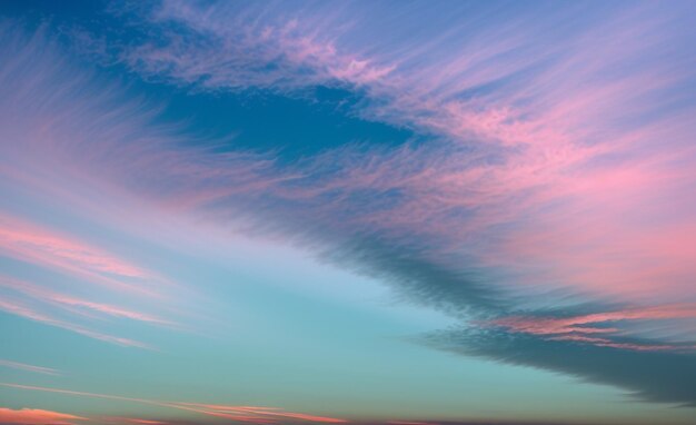 Surrealistische woestijn Serenity Abstract Dune Cliff Zand met metalen bogen en schone blauwe lucht