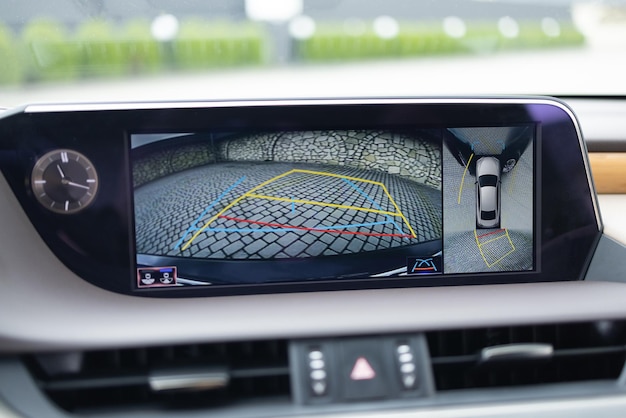 Surround view monitor frontcamera van cirkelvormig graden zichtsysteem terreinsysteem in een moderne auto
