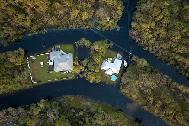 허리케인 Ian 강우 홍수로 둘러싸인 플로리다 주거 지역의 주택 자연 재해의 결과