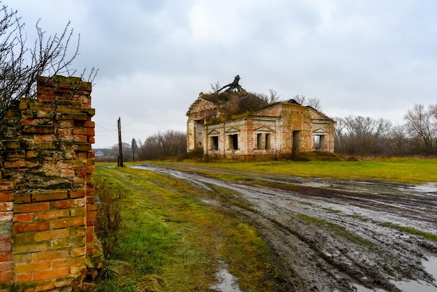 Surskoye Ulyanovsk regio Rusland 12 november 2022 Oud verlaten tempelsneeuwbrij en herfstlandschap