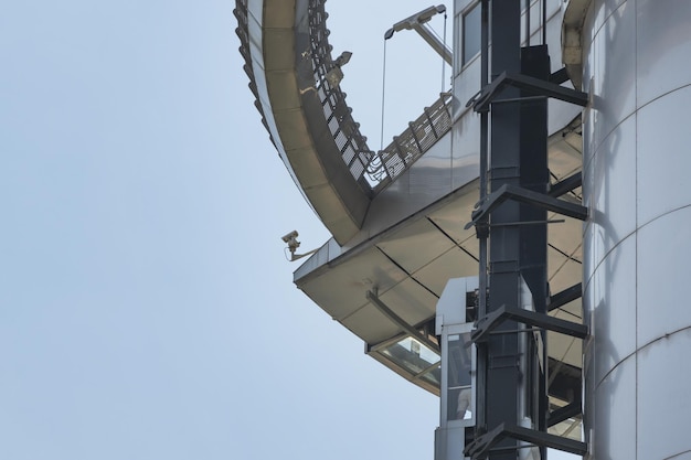 Камеры наблюдения размещены на столбе, прикрепленном к металлической конструкции.