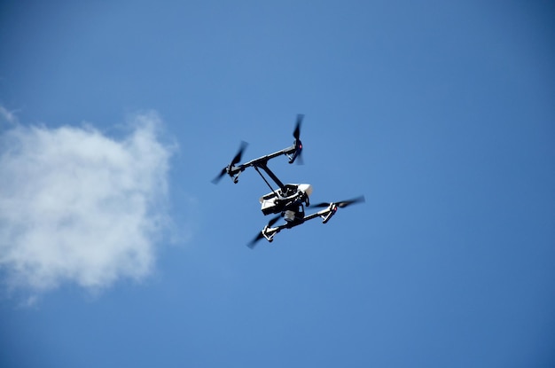 Foto drone di sorveglianza che vola nel cielo nuvoloso
