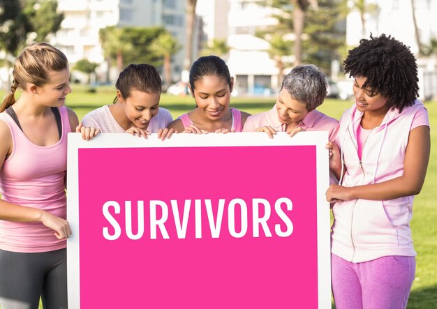 カードを保持している生存者のテキストとピンクの乳がん意識の女性