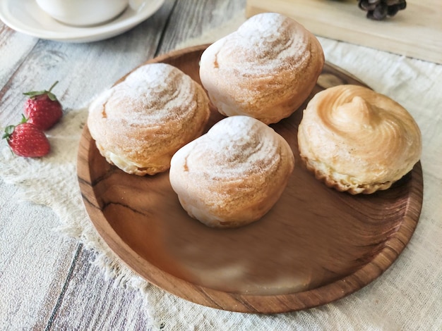 Photo sus of dish with sprinkle sugar in top on the wooden plate