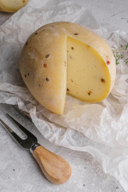 Formaggio susaninsky con paprika. primo piano cibo naturale. formaggio artigianale di capra.