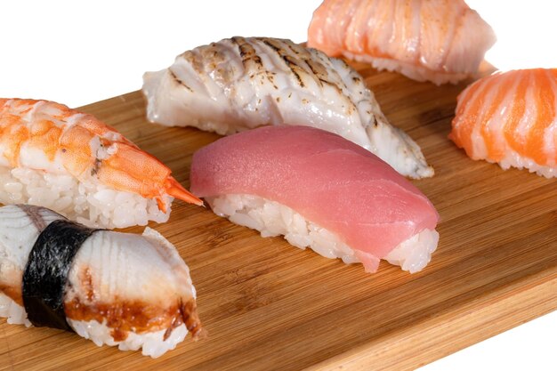 Sushi aangebraden zeebaars in de buurt zijn andere soorten sushi Mooi bamboe bord Heerlijk eten Clouseup